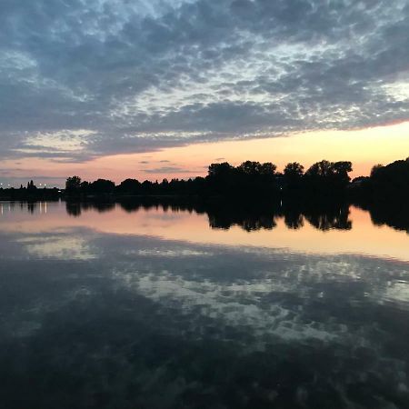צ'יצ'סטר Premium Lake Lodges מראה חיצוני תמונה
