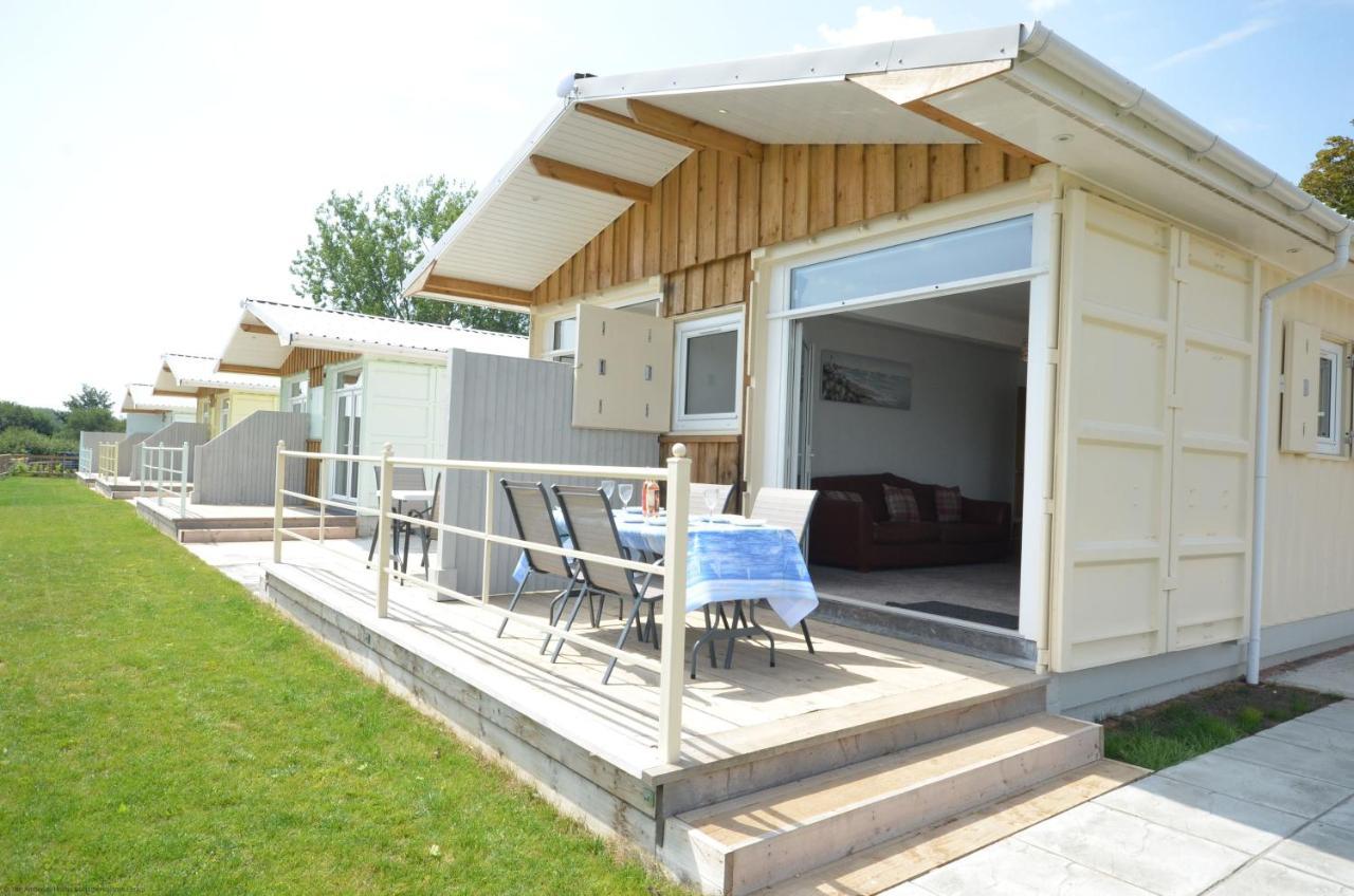 צ'יצ'סטר Premium Lake Lodges מראה חיצוני תמונה